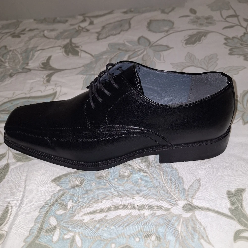 A pair of J. Ferrar Derby men's loafers in a size 9.5W. Pre-loved in great shape